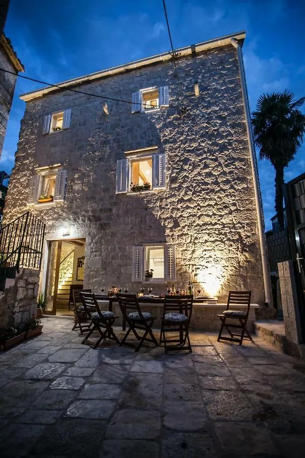Villa Lucia Trogir 2*,