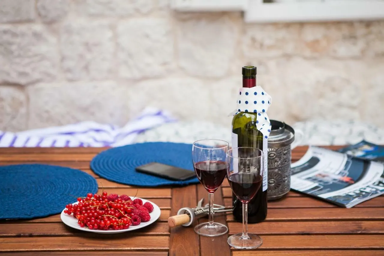 Villa Lucia Trogir 2*,