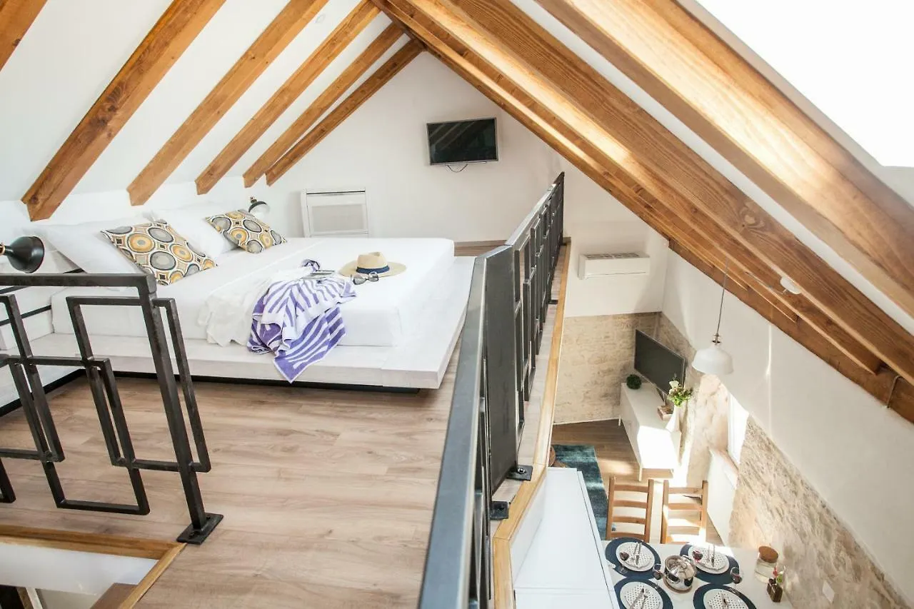 Villa Lucia Trogir 2*,